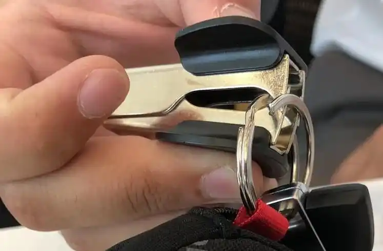 用起釘器打開你的鑰匙圈